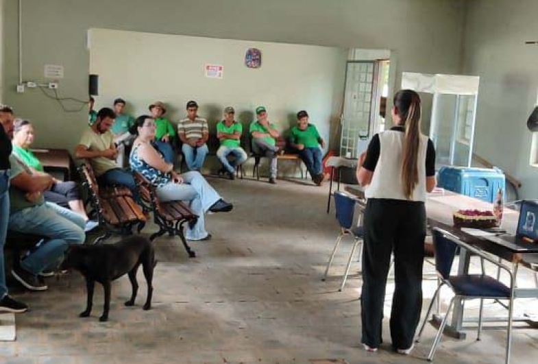 Educadora ambiental Bárbara  ministrando palestra sobre coleta seletiva