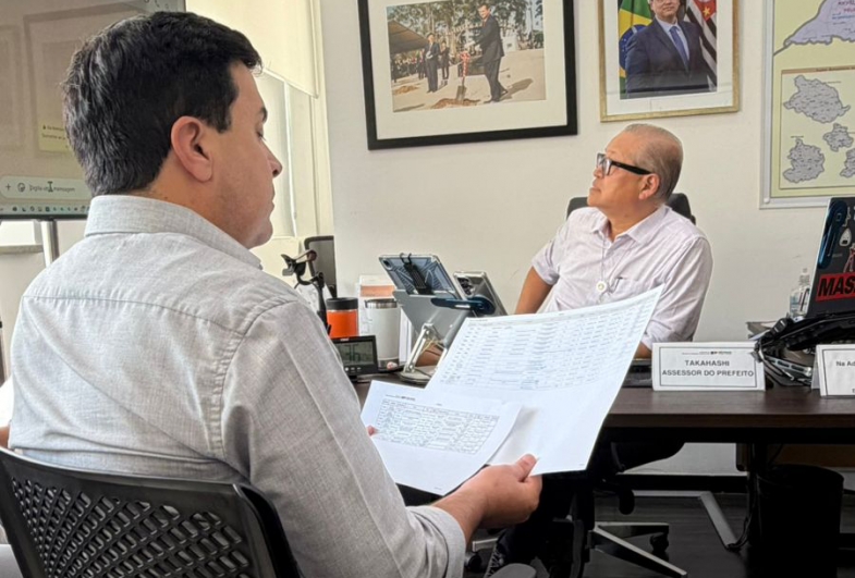 Prefeito durante reunião com o secretário Carlos Takahashi