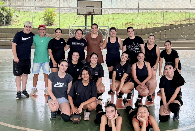 Evento de vôlei feminino reúne gerações e emociona público em Timburi