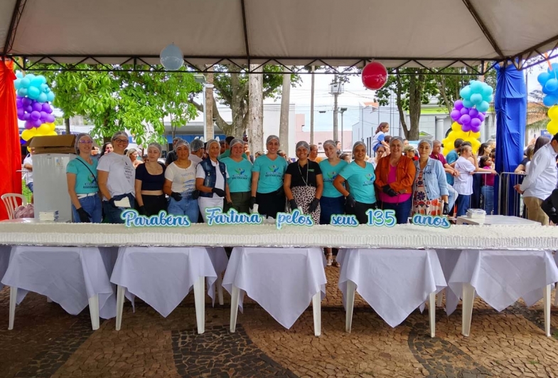 Foi servido bolo e refrigerante para a população