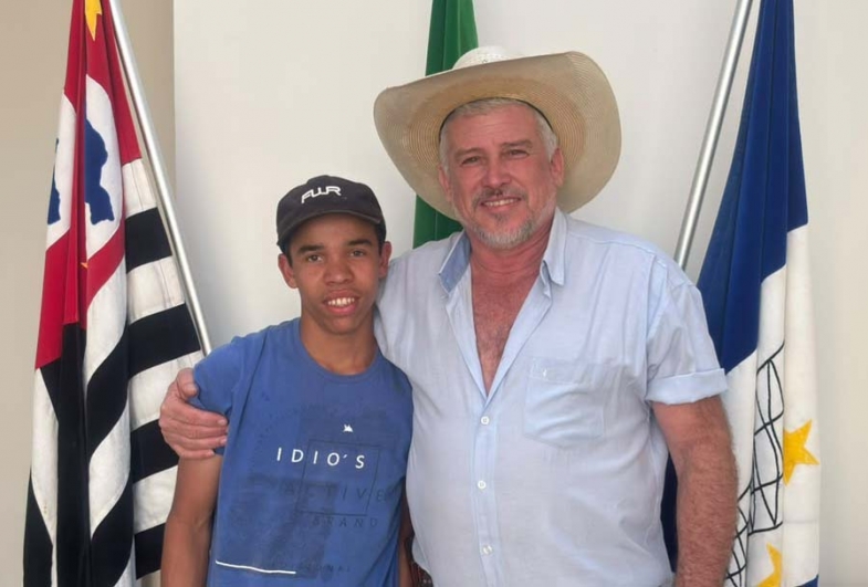 Vitor Pires, conhecido como “Tico” visita gabinete do prefeito de Tejupá