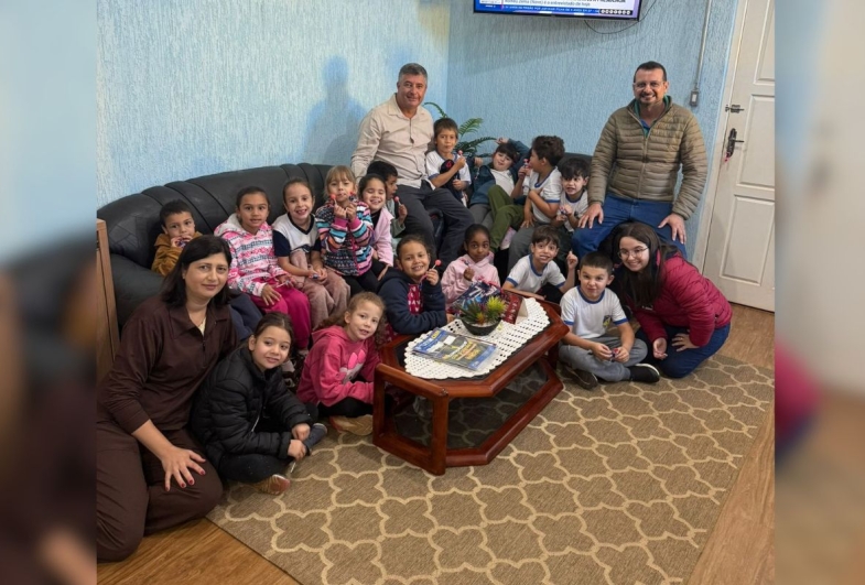 Alunos do 1º ano da EMEF Iracema visitam a Prefeitura de Sarutaiá