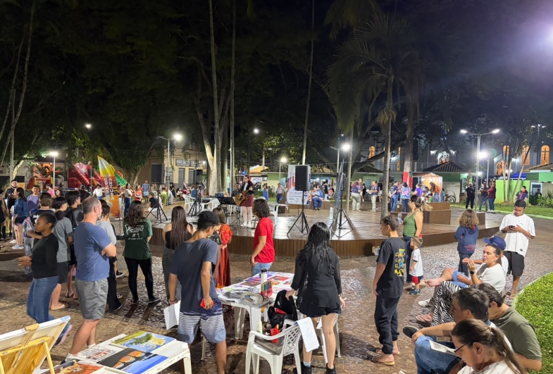Sarau da Juventude reúne jovens e famílias durante a Feira da Lua em Fartura