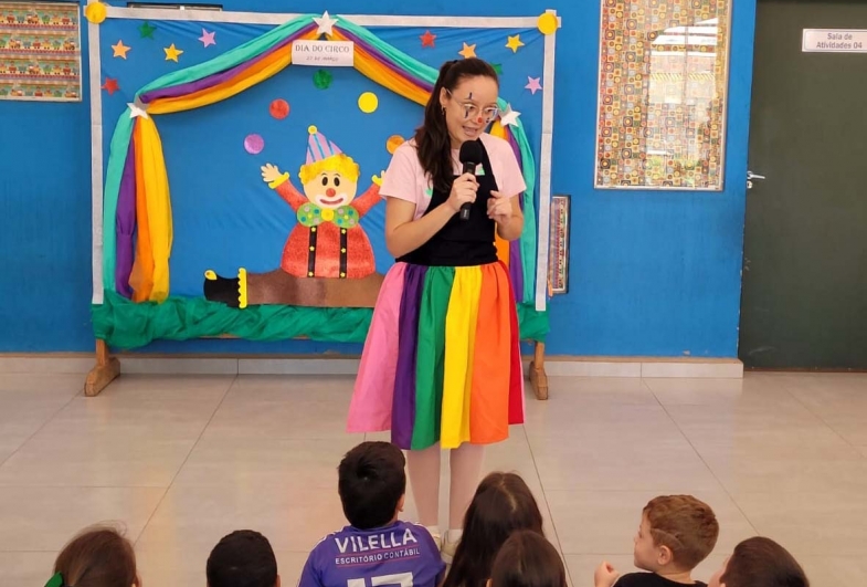 Professora Tatiana falou com os alunos durante a apresentação
