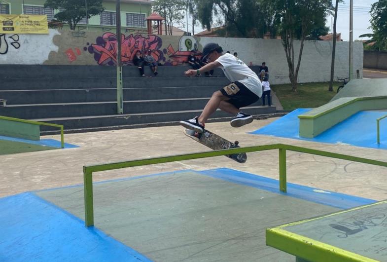 Campeonato de Skate em Fartura atrai disputas com manobras radicais e talentosos atletas 