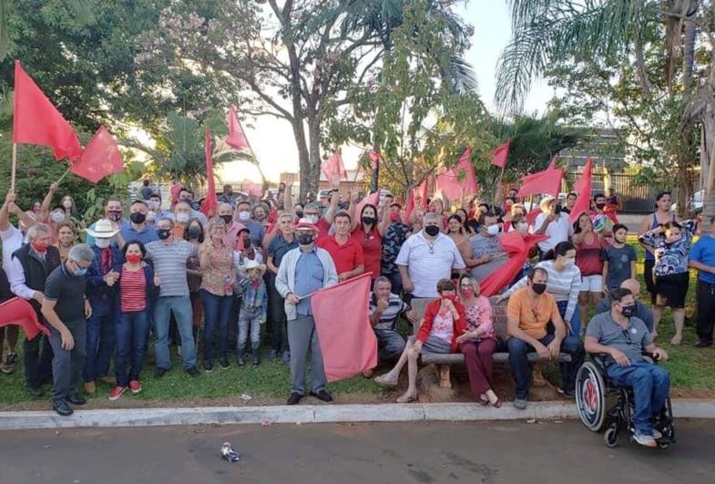 João Cury acompanha passeata de Célia (PTB) em Fartura