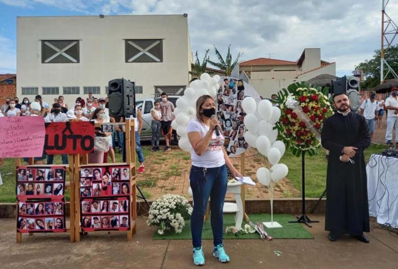 FUNCIONÁRIOS DA FAZEM HOMENAGEM AS 42 VÍTIMAS