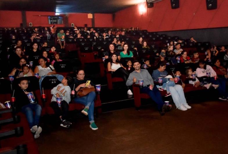 Programa Criança Feliz proporciona visita ao Cinema para famílias de Fartura