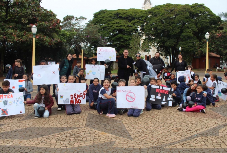 Alunos da Escola Orlando Cortez  com o prefeito Roberto Araujo