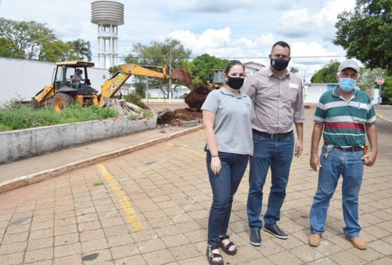 Prefeitura realiza limpeza de canteiro em frente ao cemitério 