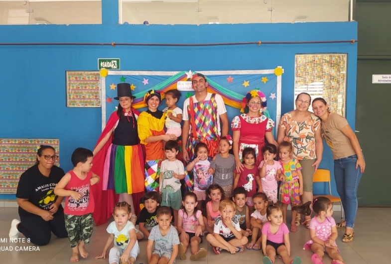 Equipe que apresentou o espetáculo posaram para fotos com as crianças da Creche Escola “Professora Anaclite Adelasir da Silva”