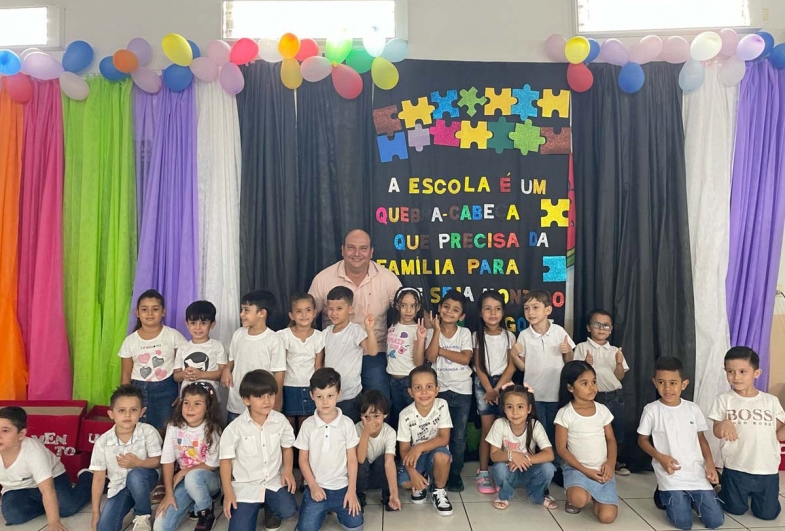 As crianças posaram para fotos com a equipe da Escola Delmira durante o evento