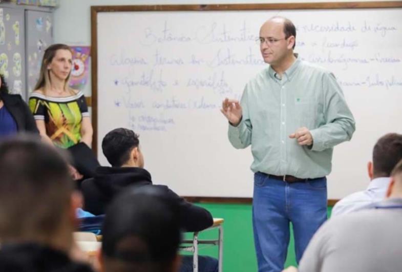 Rossieli Soares visita Taguaí para  apresentar seu livro ‘Em Defesa da Educação’
