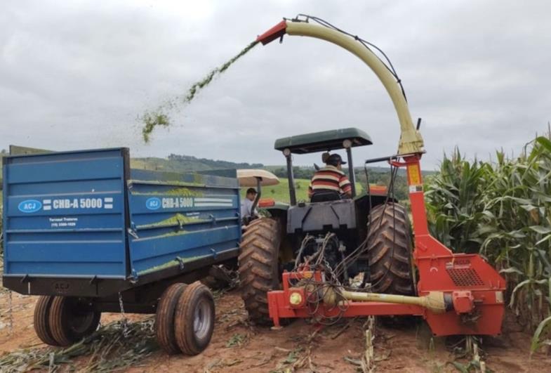 Agricultura oferece serviços com implementos e mão-de-obra aos produtores rurais