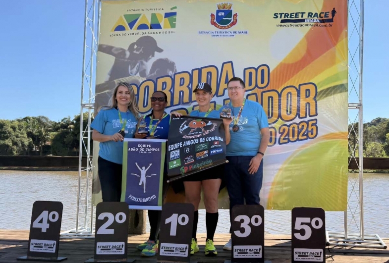 Primeira-dama Érica Araujo, ganhadoras e prefeito Roberto Araujo