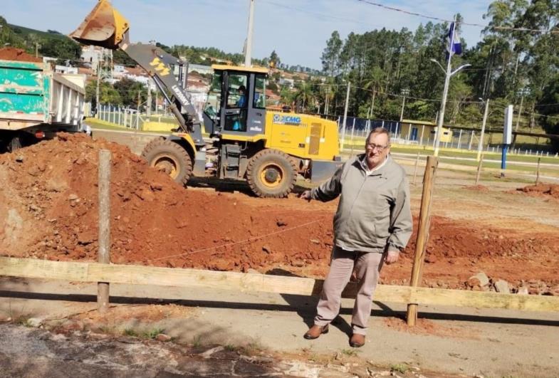 Valtinho inicia obra destinada a cultura e lazer em Tejupá