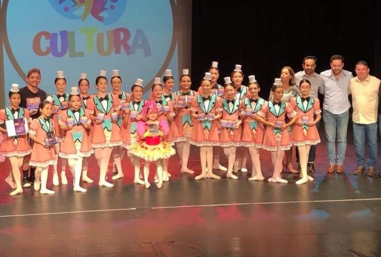 Prefeito Douglas Benini prestigia bailarinas de Itaporanga 