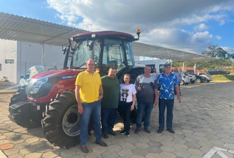 Coronel Macedo recebe trator agrícola de última geração 