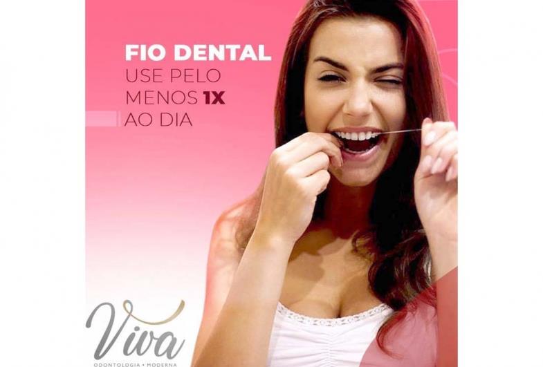 Para evitar mau hálito, gengivite e cáries é importante usar fio dental pelo menos uma vez por dia, sendo recomendado usá-lo sempre após as principais refeições.