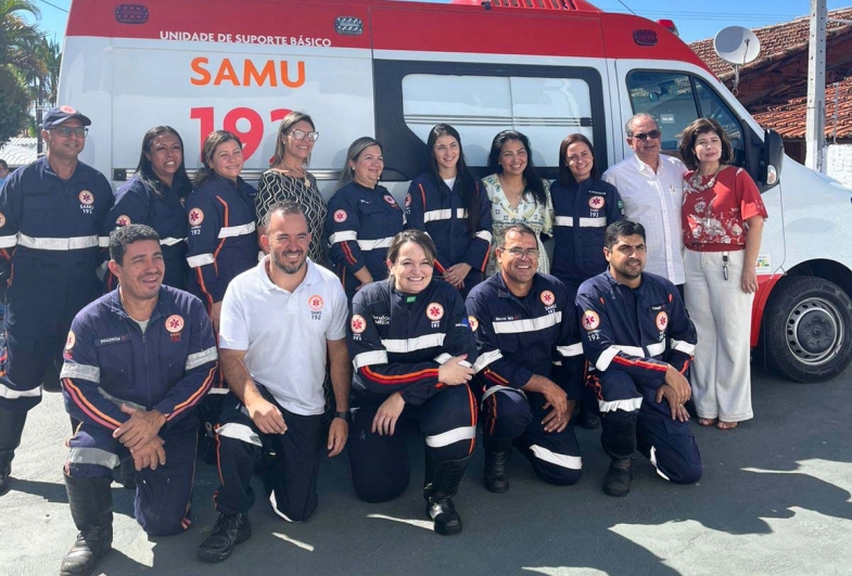 Equipe do Samu recebe autoridades durante a entrega da nova  estrutura, que amplia e qualifica o atendimento no município