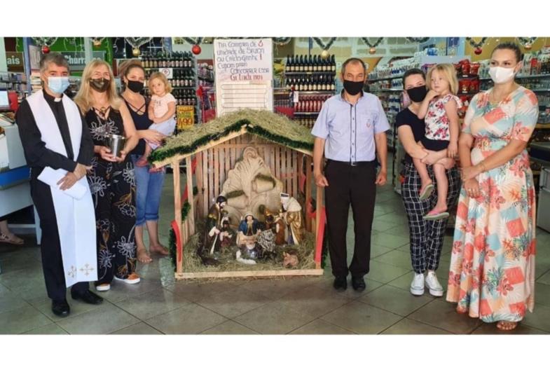 FAMÍLIA SÃO FRANCISCO INAUGURA PRESÉPIO NO SUPERMERCADO EM FARTURA