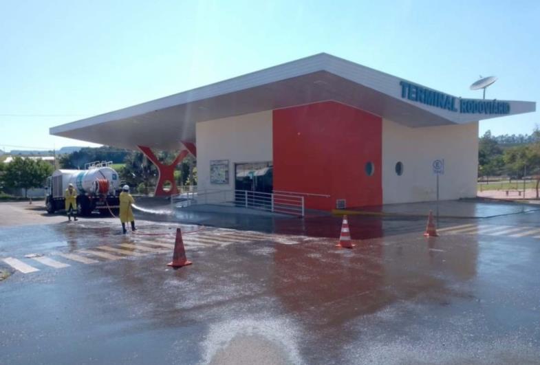 Taguaí retoma trabalho de pulverização com água clorada em pontos públicos