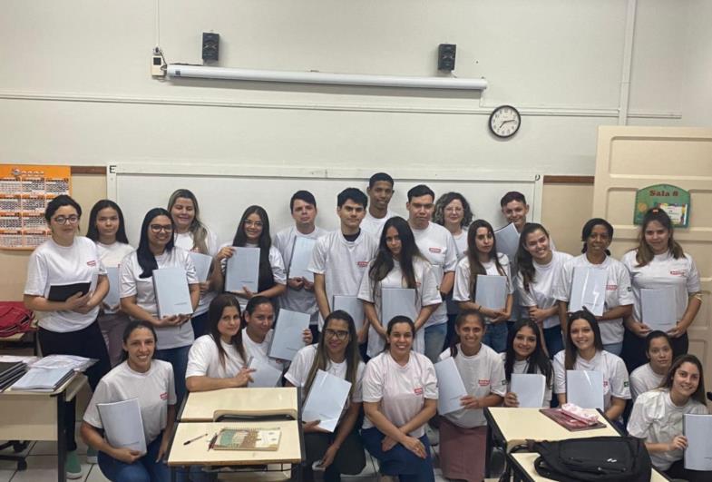 SENAI entrega apostilas e uniformes para alunos do Curso de Auxiliar Administrativo