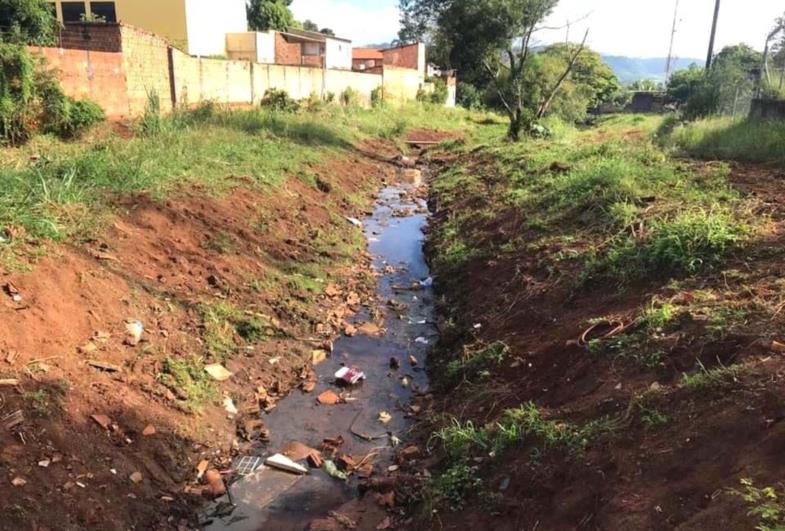 Prefeitura de Fartura faz limpeza do córrego na travessa Benjamin Constant