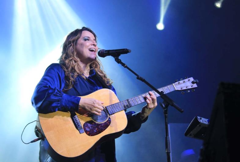 Ana Carolina encerra 40ª Fampop com show eletrizante