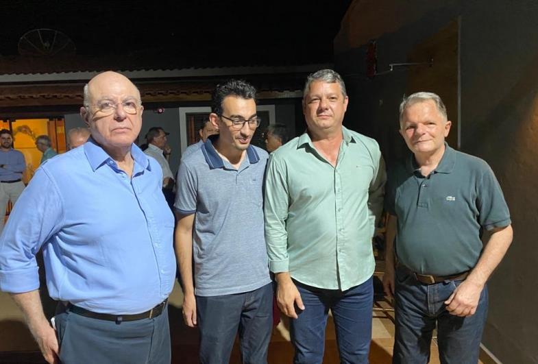 Prefeito Silvinho e vice Anderson se reúnem com os deputados Mauro Bragato e Arnaldo Jardim