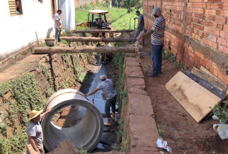 Canalização do córrego e obras de contenção começam a ser realizadas na Travessa Benjamin Constant