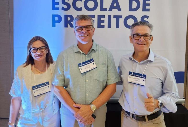 Prefeito de Sarutaiá Isnar Freschi e primeira dama Mara  participam de Escola de Prefeitos em Campos do Jordão