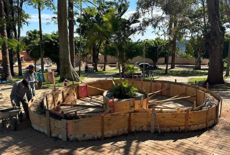 Prefeitura inicia a construção do chafariz no Jardim de Timburi 