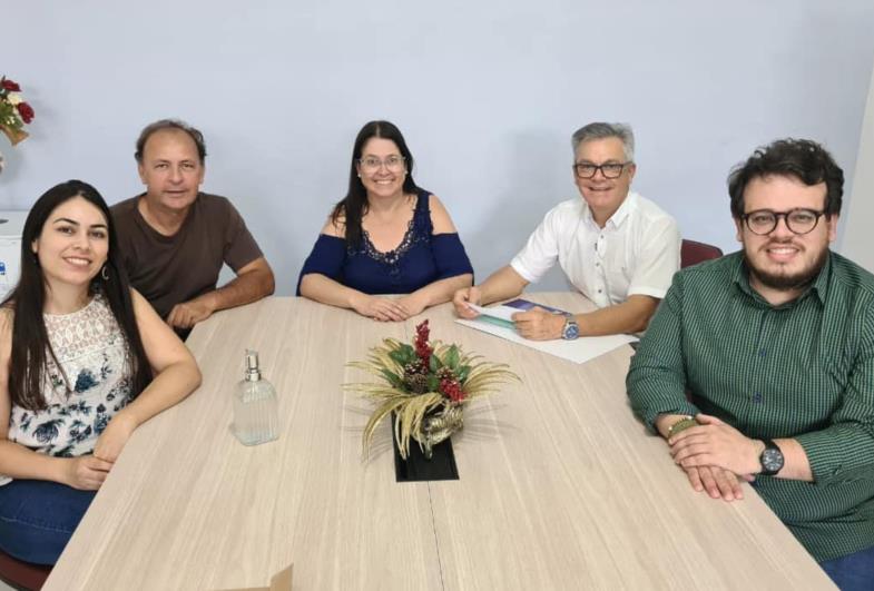 Prefeito participa de reunião na Diretoria de Piraju para  reivindicar aumento de repasse na merenda escolar de Sarutaiá 