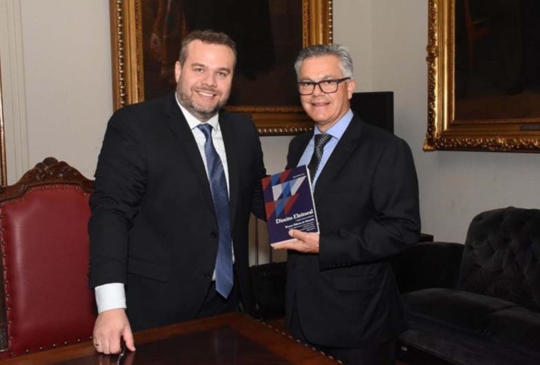 Prefeito Isnar prestigia lançamento de  livro do Dr. Renato Ribeiro de Almeida