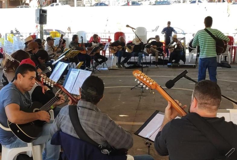 Orquestra de Violeiros de Timburi participa de evento beneficente da Apae de Piraju