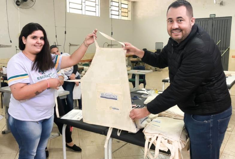 Fartura forma 1ª turma do Curso de Costura, da Escola da Moda e Arte