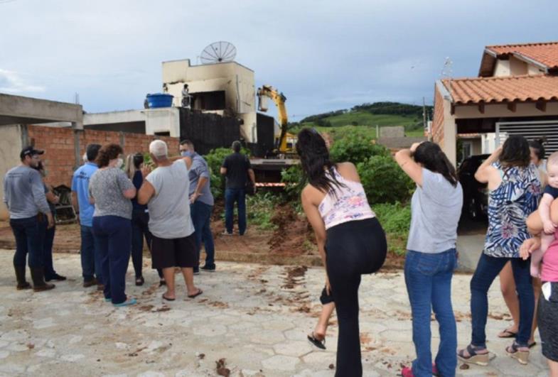 Risco de desmoronamento leva Prefeitura a acelerar demolição de casa que explodiu