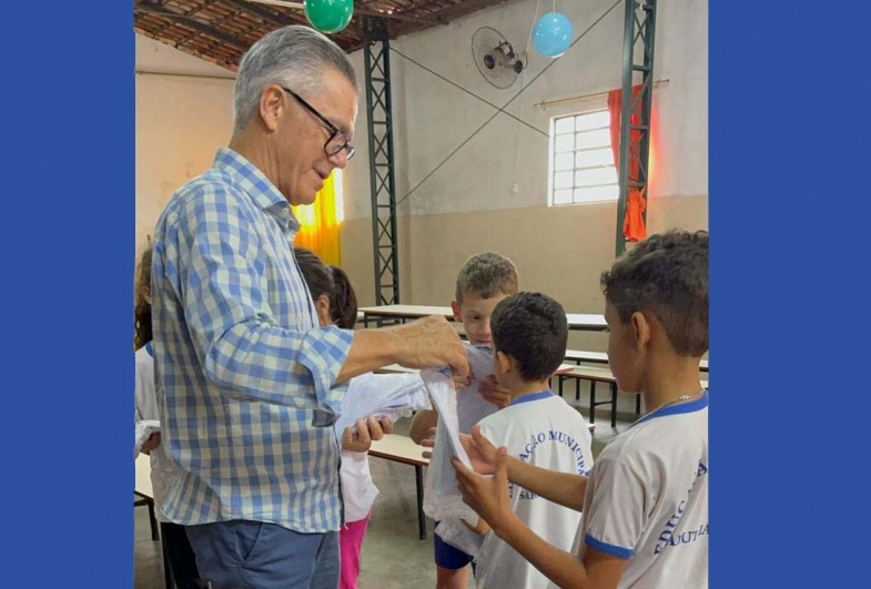Prefeitura de Sarutaiá entrega camisetas aos alunos da Rede
