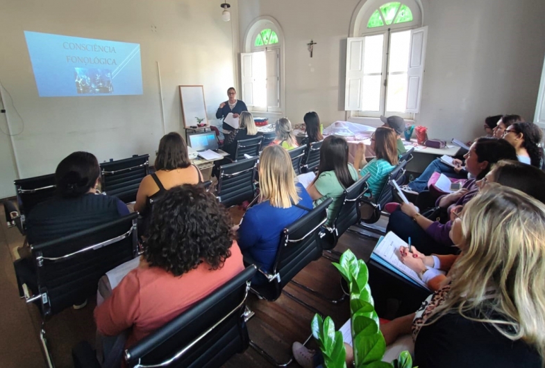 Professores de Avaré passam por formação sobre método utilizado na alfabetização