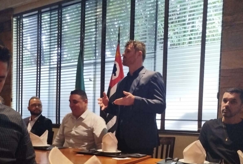 Secretário Foguinho discursa durante reunião em São Paulo