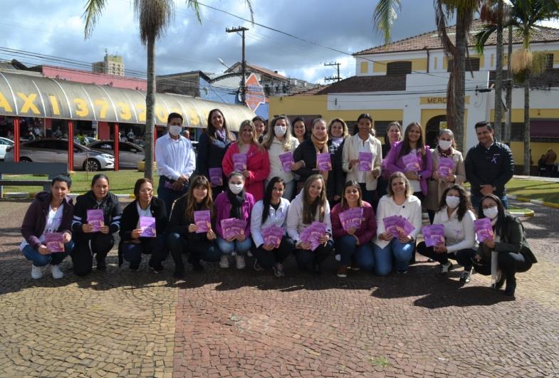 Panfletagem no Largo do Mercado de Avaré destaca campanha contra a violência feminina