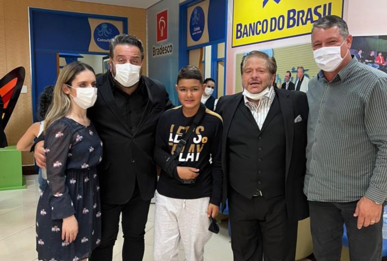 Prefeito Silvinho Polo assiste apresentação dos cantores tenores no Hospital do Câncer