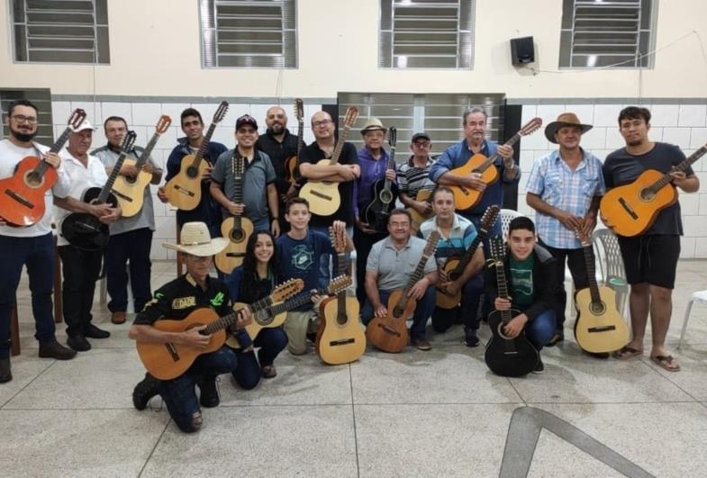 Violeiros de Timburi esbanjam habilidade musical em Piraju