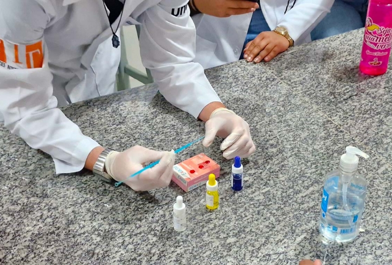 Os alunos executaram procedimento que identifica o grupo sanguíneo e o fator (positivo ou negativo) de uma amostra