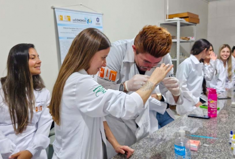 Os estudantes aplicaram na prática os conhecimentos  teóricos sobre o sistema ABO e fator Rh