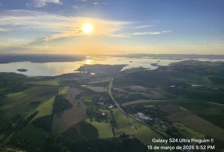 Fotos tiradas por Nilson durante seus voos. Acima, vista aérea de Fartura. Abaixo, a represa de Jurumirim