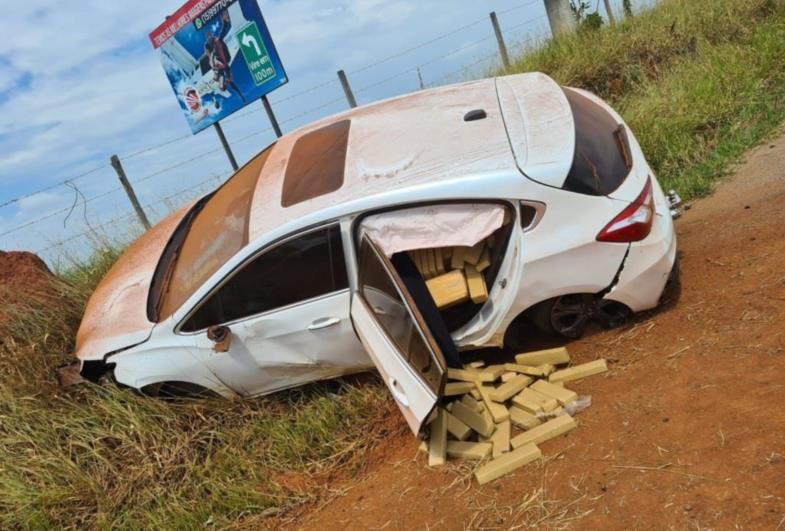 Jovem é preso com mais de 700 quilos de maconha após bater carro durante perseguição