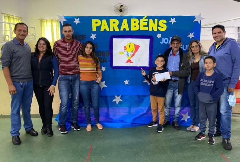 Escola Iracema Marcondes entrega premiação ao mascote do hospital de Piraju