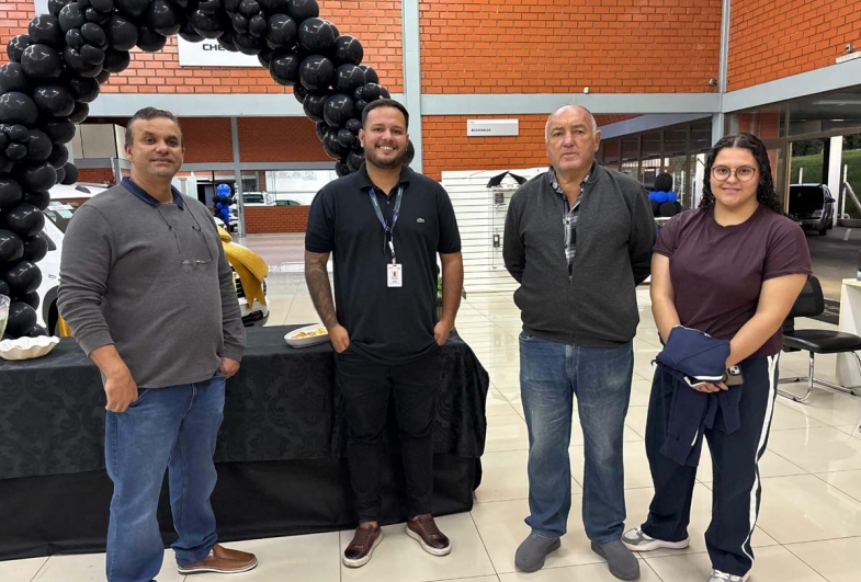 Nilson e família com o vendedor Bruno